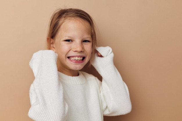 Schattig meisje vreugde poseren emoties mode jeugd ongewijzigd