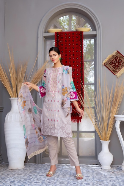 Schattig meisje zelfverzekerd poseren voor mode fotoshoot op Indoor Desi Location