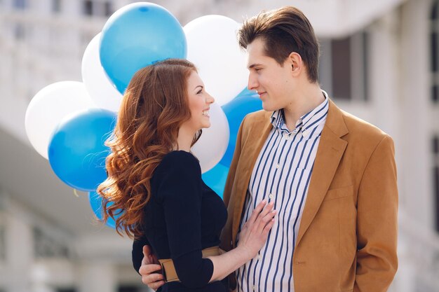 Schattig mooi stel vrouw en mannen buitenshuis