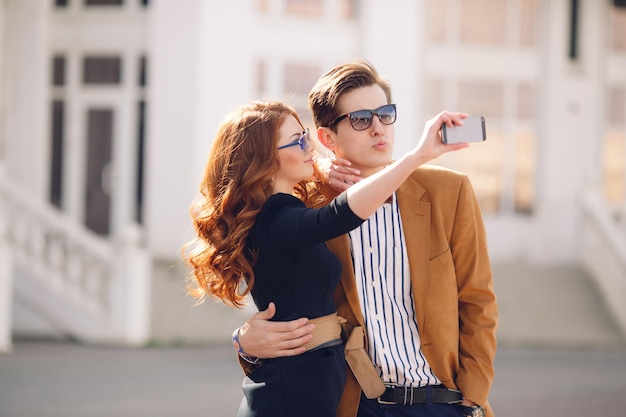 schattig mooi stel vrouw en mannen buitenshuis