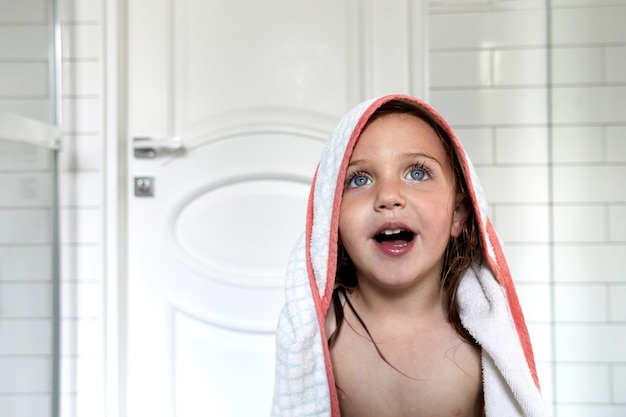 Schattig naakt meisje in handdoek in badkamer