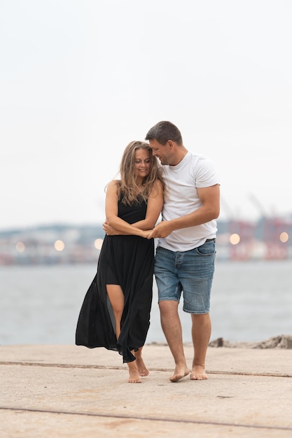 Schattig romantisch getrouwd stel dansen op de pier