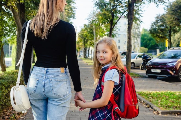 Foto schattig schattig klein meisje dat opgewonden is om terug te gaan van school