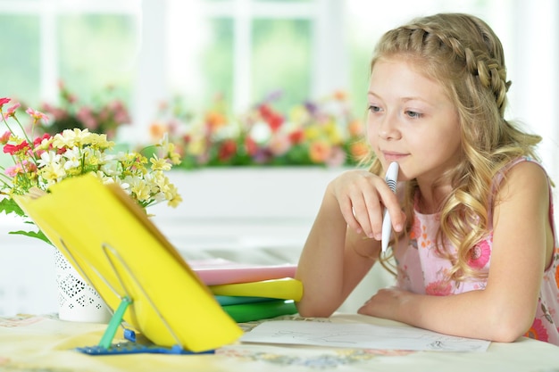 Schattig schoolmeisje huiswerk op haar kamer