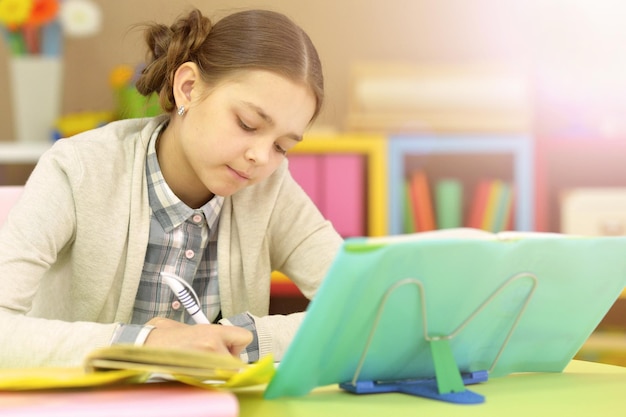 Schattig schoolmeisje huiswerk op haar kamer