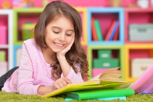 Schattig schoolmeisje huiswerk op haar kamer