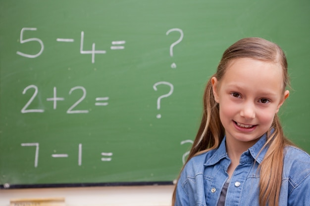 Schattig schoolmeisje poseren