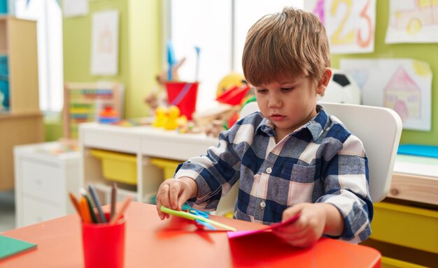 Schattig Spaans jongensstudentenknippapier op de kleuterschool