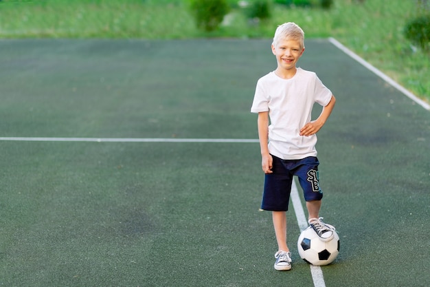 Schattig sportief kind op het voetbalveld