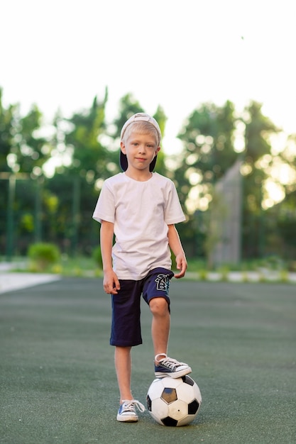 Schattig sportief kind op het voetbalveld