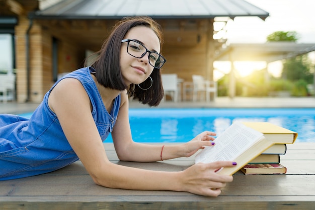 Schattig student meisje leesboek