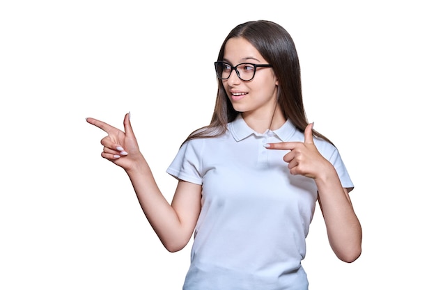 Schattig tienermeisje wijzende vingers naar de zijkant op ruimte voor tekst op witte geïsoleerde achtergrond Mooie vrouwelijke middelbare school student educatieve productpresentatie met banner bedrijfslogo