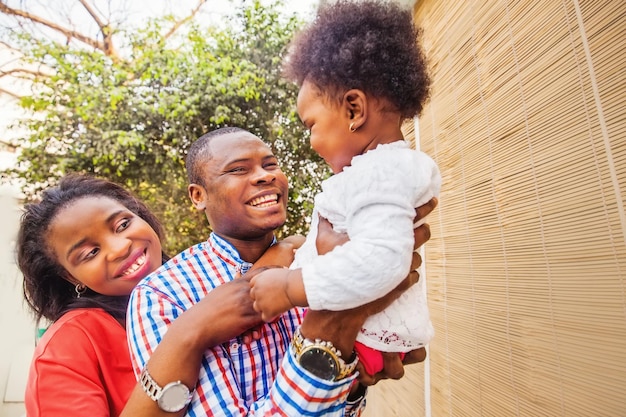 Schattige Afrikaanse familie op balkon