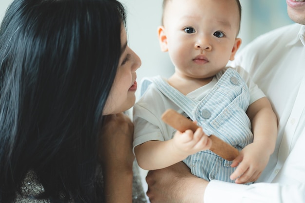 Schattige Aziatische baby kind persoon portret kleine jeugd in gelukkig en onschuld concept kleine schattige jongen ondersteuning door moeder zorg