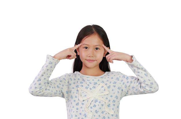 Schattige Aziatische jonge meisje jongen denk gebaar met wijsvinger punt hersenen hoofd voor nieuw idee en verbeelding of creativiteit onderwijs geïsoleerd op een witte achtergrond afbeelding met uitknippad