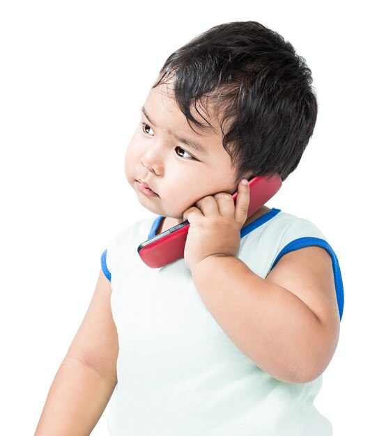 Schattige Aziatische jongen met behulp van een mobiele telefoon