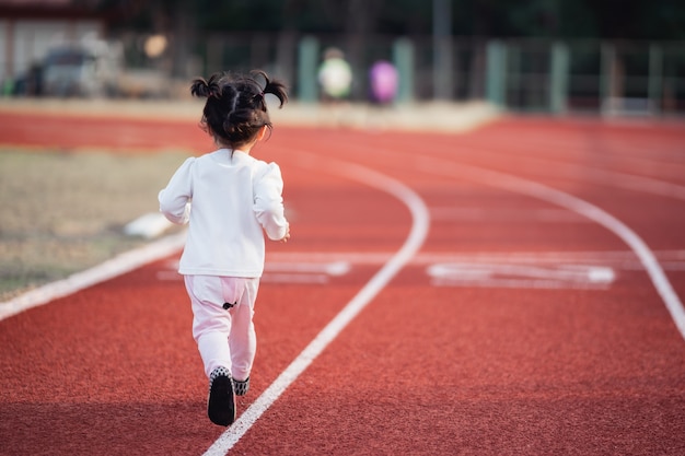 Schattige baby die in het stadion loopt