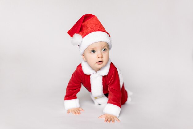 Schattige baby draagt kerstman kostuum