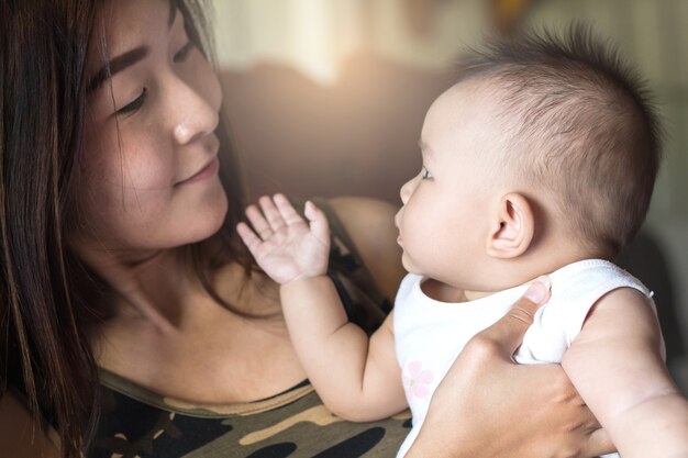 Schattige baby en moeder Gelukkige familie