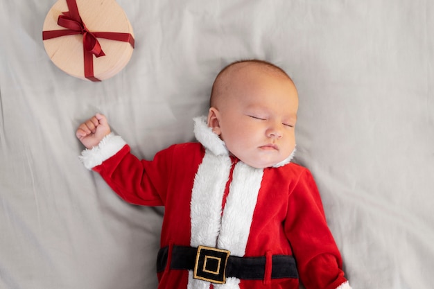 Foto schattige baby gekleed in kerstmankleding