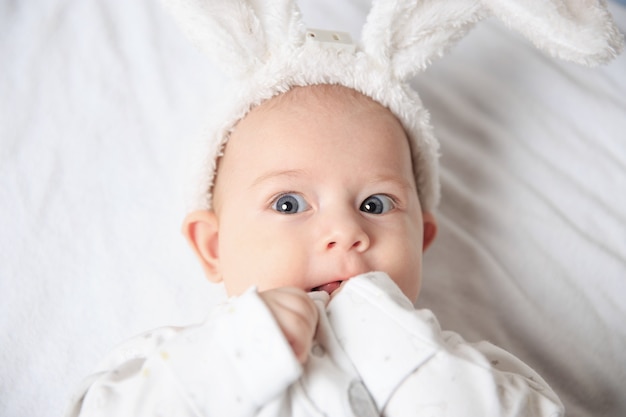 schattige baby in Bunny-pak..