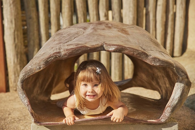 Schattige baby in een enorm schildpadschild