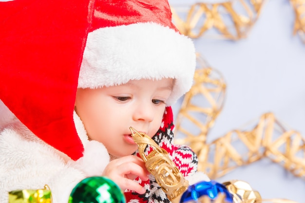 Schattige baby in rode kerstmuts