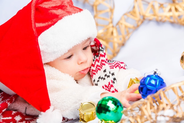 Schattige baby in rode kerstmuts