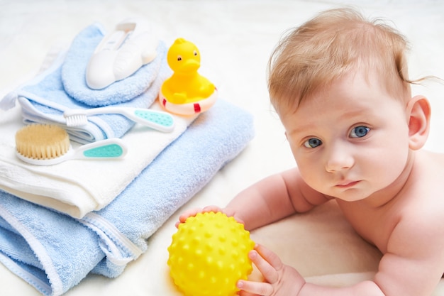 Schattige baby met bad accessoires in het bed