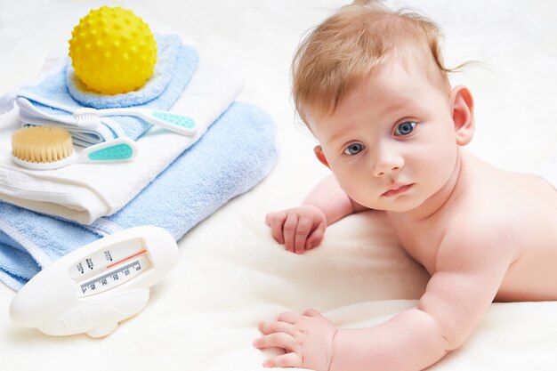 Schattige baby met bad accessoires in het bed