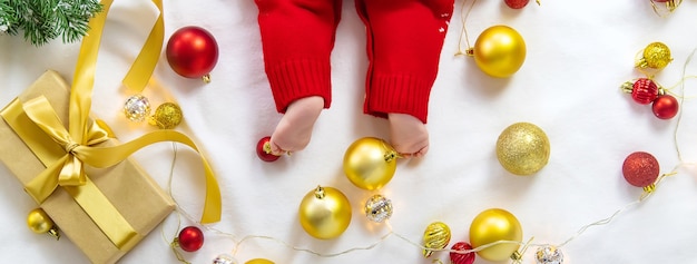 Schattige baby met kerstversiering