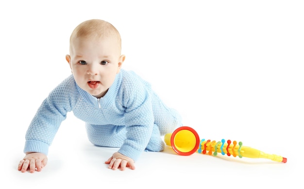 Schattige baby met plastic kleurrijke saxofoon geïsoleerd op een witte achtergrond