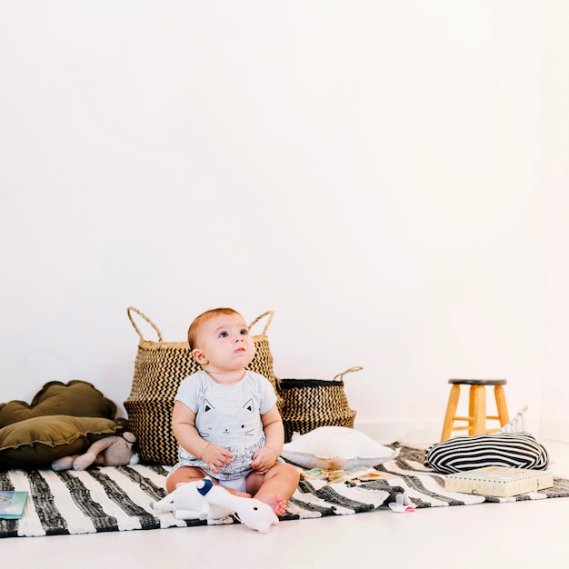 Schattige baby op gestreepte doek