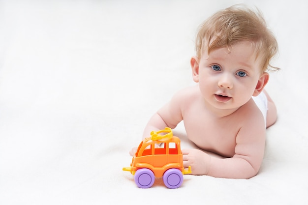 Schattige baby spelen met een speelgoedauto