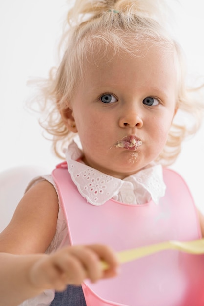 Foto schattige baby spelen met eten