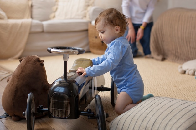 Schattige baby spelen met speelgoed close-up