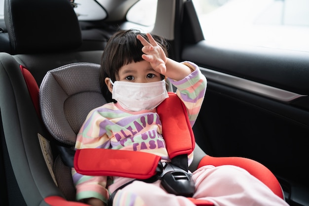 Schattige baby zit in een autostoeltje