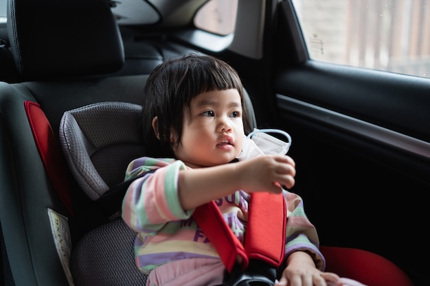 Schattige baby zit in een autostoeltje