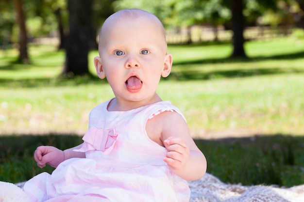 Schattige baby zittend op deken in het park