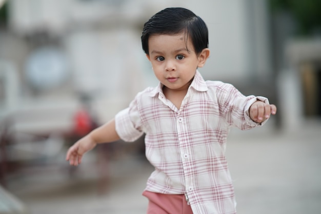 schattige babyjongen geniet van kleine stapjes lopen