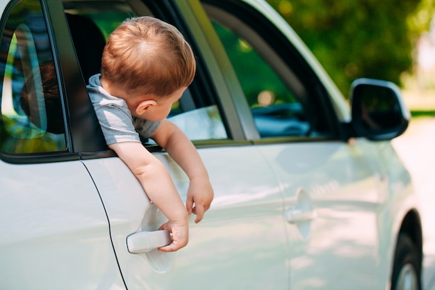 Schattige babyjongen in de auto