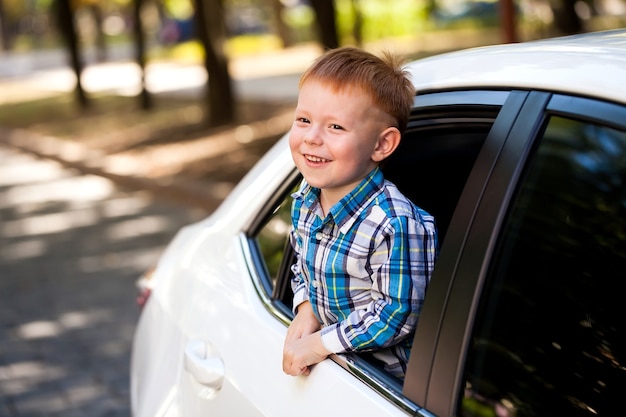 Schattige babyjongen in de auto