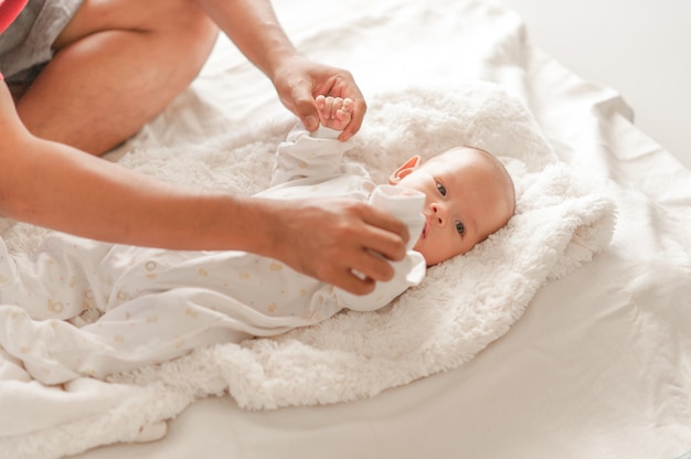 Schattige babyjongen in een wit licht slaapkamer Pasgeboren baby is schattig. In beddengoed voor geboren kinderen - afbeeldingen