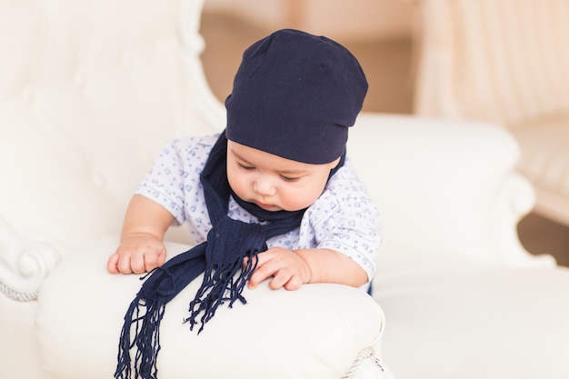 Schattige babyjongen in witte zonnige slaapkamer. Pasgeboren kind.