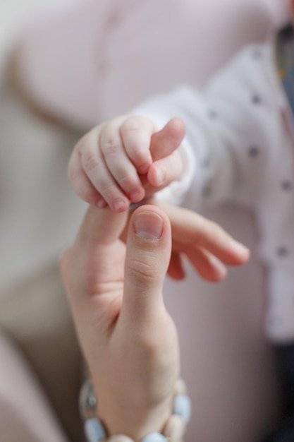 schattige babyjongen kleine hand