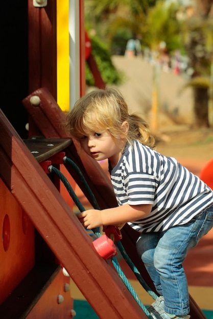 Schattige babyjongen klimtouw net of ladder