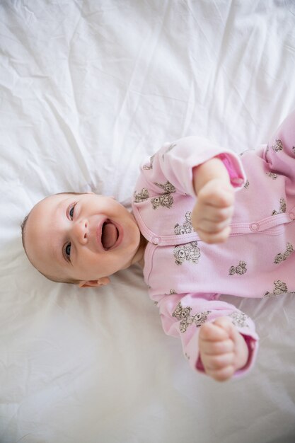 Schattige babyjongen lachen op bed