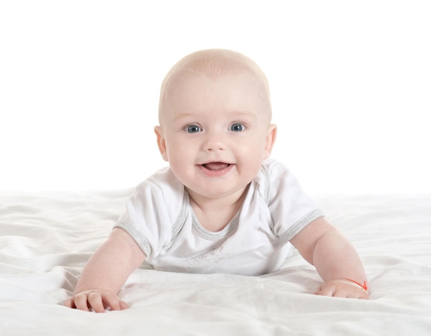 Schattige babyjongen op deken op een witte achtergrond