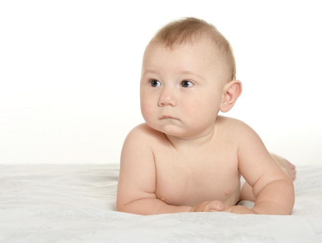 Schattige babyjongen op deken op een witte achtergrond