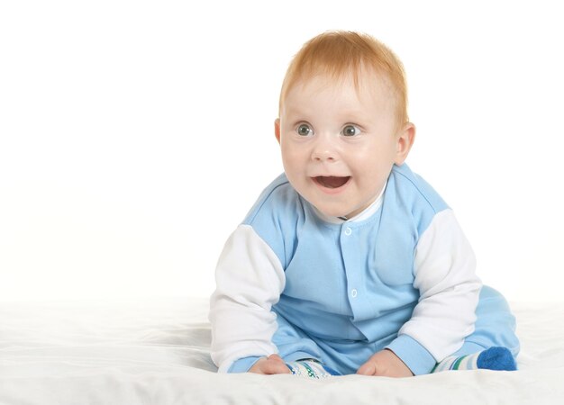 Schattige babyjongen op deken op een witte achtergrond